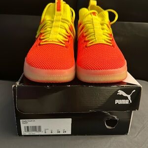 Like new Clyde Court Jr. PUMA size 6 Big Kids